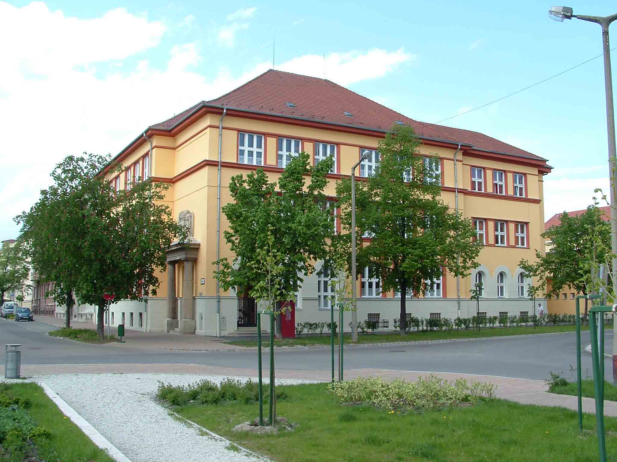 Eötvös József Evangélikus Gimnázium és Egészségügyi Szakközépiskola tetõterének beépítése - Sopron